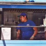 Uncle Gussy's, NYC, USA  Die Brüder Nicko und Franky Karagiorgos sind gewissermaßen im Foodtruck groß geworden. Seit sie denken können haben ihre Onkels Hot Dogs, Würste und Souvlaki aus einem Imbisswagen verkauft, und sie haben immer gern geholfen. Also machten die Brüder kurzerhand einen eigenen Wagen auf. Es gibt griechische Klassiker wie Souvlaki aus Schweinefleisch.  