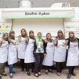 Soufra, Beirut, Libanon  Die Köchinnen vom Foodtruck Soufra hatten es nicht leicht. Sie sind palästinensische Geflüchtete. Um eigenes Geld zu verdienen, öffnete einer der Frauen einen Imbisswagen auf einem Bauernmarkt und verkaufte das Nationalgericht Palästinas Msakhan, ein Hühnchengericht mit orientalischen Gewürzen.