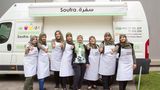 Soufra, Beirut, Libanon  Die Köchinnen vom Foodtruck Soufra hatten es nicht leicht. Sie sind palästinensische Geflüchtete. Um eigenes Geld zu verdienen, öffnete einer der Frauen einen Imbisswagen auf einem Bauernmarkt und verkaufte das Nationalgericht Palästinas Msakhan, ein Hühnchengericht mit orientalischen Gewürzen.