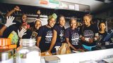 Mama Rocks Gourmet Burger, Nairobi, Kenia  Er gilt als einer der besten Foodtrucks in Nairobi. Zwei Schwestern haben in dem Wagen Gourmet Burger mit einem afrikanischen Twist gebraten, mittlerweile gibt es Burger, die verschiedene afrikanische Länder repräsentieren. Der Kenia-Burger kommt mit Chili-Mango-Mayonnaise, Cheddar und gerösteter Paprika, der Nigeria-Burger mit Mango.