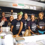 Mama Rocks Gourmet Burger, Nairobi, Kenia  Er gilt als einer der besten Foodtrucks in Nairobi. Zwei Schwestern haben in dem Wagen Gourmet Burger mit einem afrikanischen Twist gebraten, mittlerweile gibt es Burger, die verschiedene afrikanische Länder repräsentieren. Der Kenia-Burger kommt mit Chili-Mango-Mayonnaise, Cheddar und gerösteter Paprika, der Nigeria-Burger mit Mango.