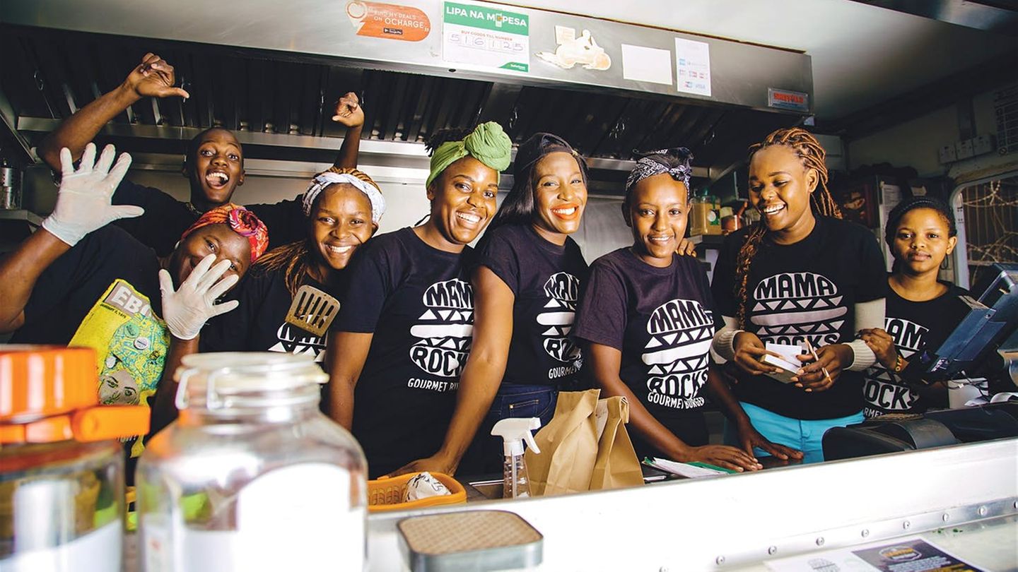 Lonely-Planet-Liste: Mama Rocks Gourmet Burger, Nairobi, Kenia Er gilt als einer der besten Foodtrucks in Nairobi. Zwei Schwestern haben in dem Wagen Gourmet Burger mit einem afrikanischen Twist gebraten, mittlerweile gibt es Burger, die verschiedene afrikanische Länder repräsentieren. Der Kenia-Burger kommt mit Chili-Mango-Mayonnaise, Cheddar und gerösteter Paprika, der Nigeria-Burger mit Mango. Mama Rocks Gourmet Burger, Nairobi, Kenia Er gilt als einer der besten Foodtrucks in Nairobi. Zwei Schwestern haben in dem Wagen Gourmet Burger mit einem afrikanischen Twist gebraten, mittlerweile gibt es Burger, die verschiedene afrikanische Länder repräsentieren. Der Kenia-Burger kommt mit Chili-Mango-Mayonnaise, Cheddar und gerösteter Paprika, der Nigeria-Burger mit Mango.