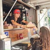 The Duck Truck, Montréal, Québec  Hier dreht sich alles um die Ente: "Quack 'n' Cheese", also Macaroni and Cheese mit Enten-Confit oder "Empanaduck", Empanadas mit Entenfleisch. 