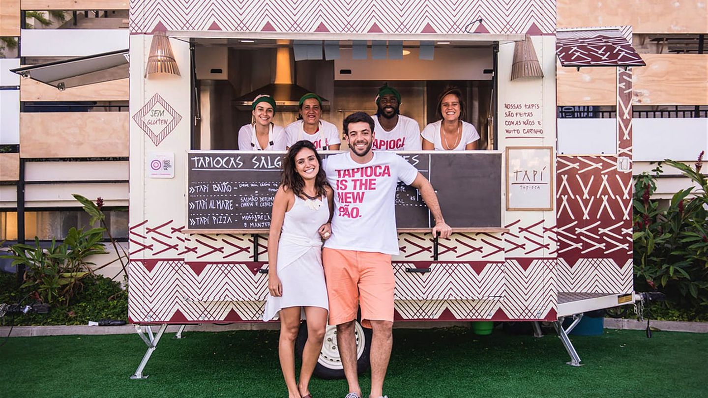 Lonely-Planet-Liste: Tapi Tapioca, Rio de Janeiro, Brasilien In Brasilien explodierte die Foodtruck-Szene in 2014, die verkauften aber eher amerikanisches Fast Food. Marianna Ferolla wollte etwas anbieten, dass zu 100 Prozent brasilianisch ist: Tapioca, die Stärke der Cassava-Wurzel. Sie macht daraus gefüllte Pfannkuchen, die die Locals lieben. Tapi Tapioca, Rio de Janeiro, Brasilien In Brasilien explodierte die Foodtruck-Szene in 2014, die verkauften aber eher amerikanisches Fast Food. Marianna Ferolla wollte etwas anbieten, dass zu 100 Prozent brasilianisch ist: Tapioca, die Stärke der Cassava-Wurzel. Sie macht daraus gefüllte Pfannkuchen, die die Locals lieben.