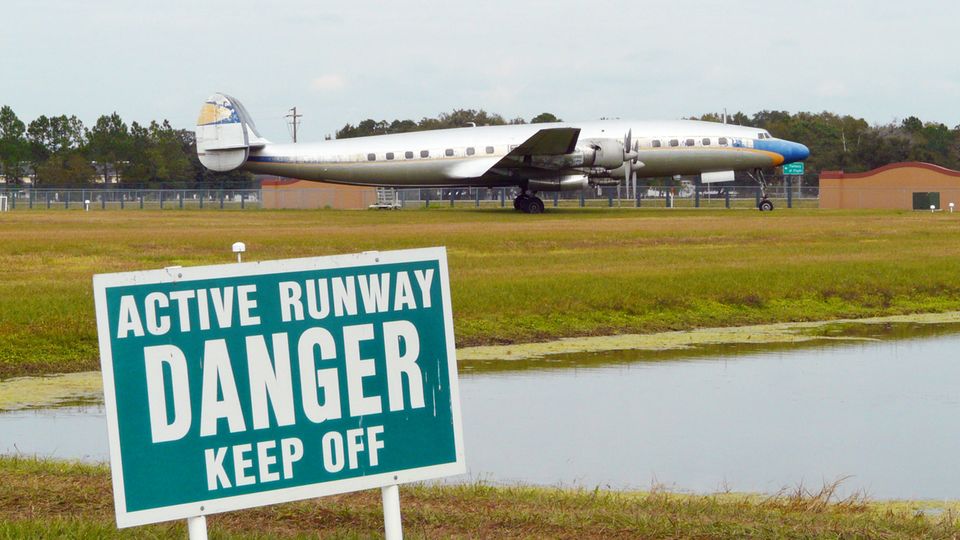 Oldtimer der Lufthansa: Noch vor der Renovierung: eines der drei Exemplare der Lockheed L-1649A Starliner aus den 50er Jahren auf einem Flugplatz in Florida Noch vor der Renovierung: eines der drei Exemplare der Lockheed L-1649A Starliner aus den 50er Jahren auf einem Flugplatz in Florida