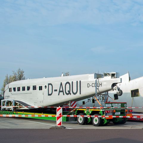 Während des dreitägigen Transportes der Ju 52 von München nach Hamburg parken die Sattelschlepper auf einem Autobahnrastplatz