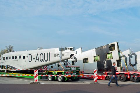 Während des dreitägigen Transportes der Ju 52 von München nach Hamburg parken die Sattelschlepper auf einem Autobahnrastplatz