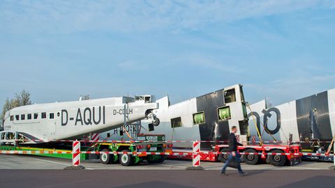 Während des dreitägigen Transportes der Ju 52 von München nach Hamburg parken die Sattelschlepper auf einem Autobahnrastplatz