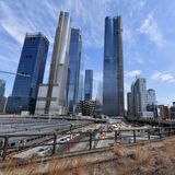 Hudson Yards  An der Westseite Manhattans ist am Ende der High Line auf einem brachliegenden Areal in Höhe der 34. Straße ein Wohnquartier für Reiche entstanden: die mit 25 Milliarden US-Dollar teuerste und private Wohnsiedlung der USA. Neben einem Einkaufszentrum mit 15 Wolkenkratzern haben die Hudson Yards neue Attraktione auch für Touristen zu bieten - siehe folgende Seiten der Fotostrecke.  Infos: www.hudsonyardsnewyork.com