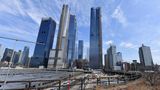 Hudson Yards  An der Westseite Manhattans ist am Ende der High Line auf einem brachliegenden Areal in Höhe der 34. Straße ein Wohnquartier für Reiche entstanden: die mit 25 Milliarden US-Dollar teuerste und private Wohnsiedlung der USA. Neben einem Einkaufszentrum mit 15 Wolkenkratzern haben die Hudson Yards neue Attraktione auch für Touristen zu bieten - siehe folgende Seiten der Fotostrecke.  Infos: www.hudsonyardsnewyork.com