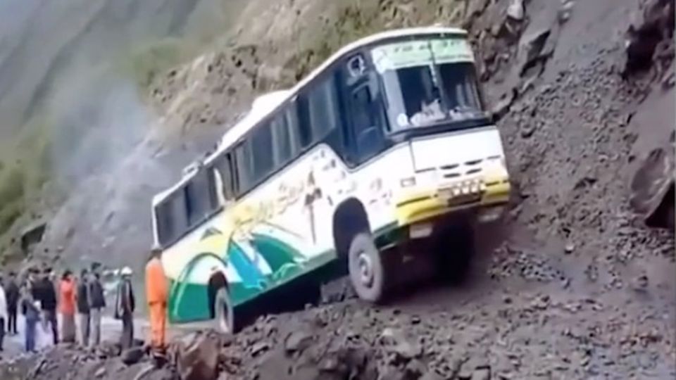 Zittern in Peru: Busfahrt mit Gänsehautgarantie: Fahrer fährt haarscharf an Abgrund vorbei Zittern in Peru: Busfahrt mit Gänsehautgarantie: Fahrer fährt haarscharf an Abgrund vorbei
