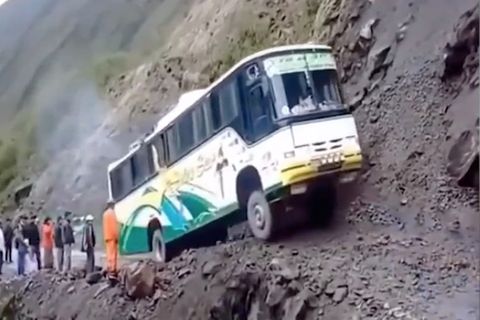 Zittern in Peru: Busfahrt mit Gänsehautgarantie: Fahrer fährt haarscharf an Abgrund vorbei