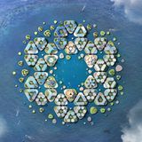 Von oben erinnert die Stadt an eine schwimmende Blüte.