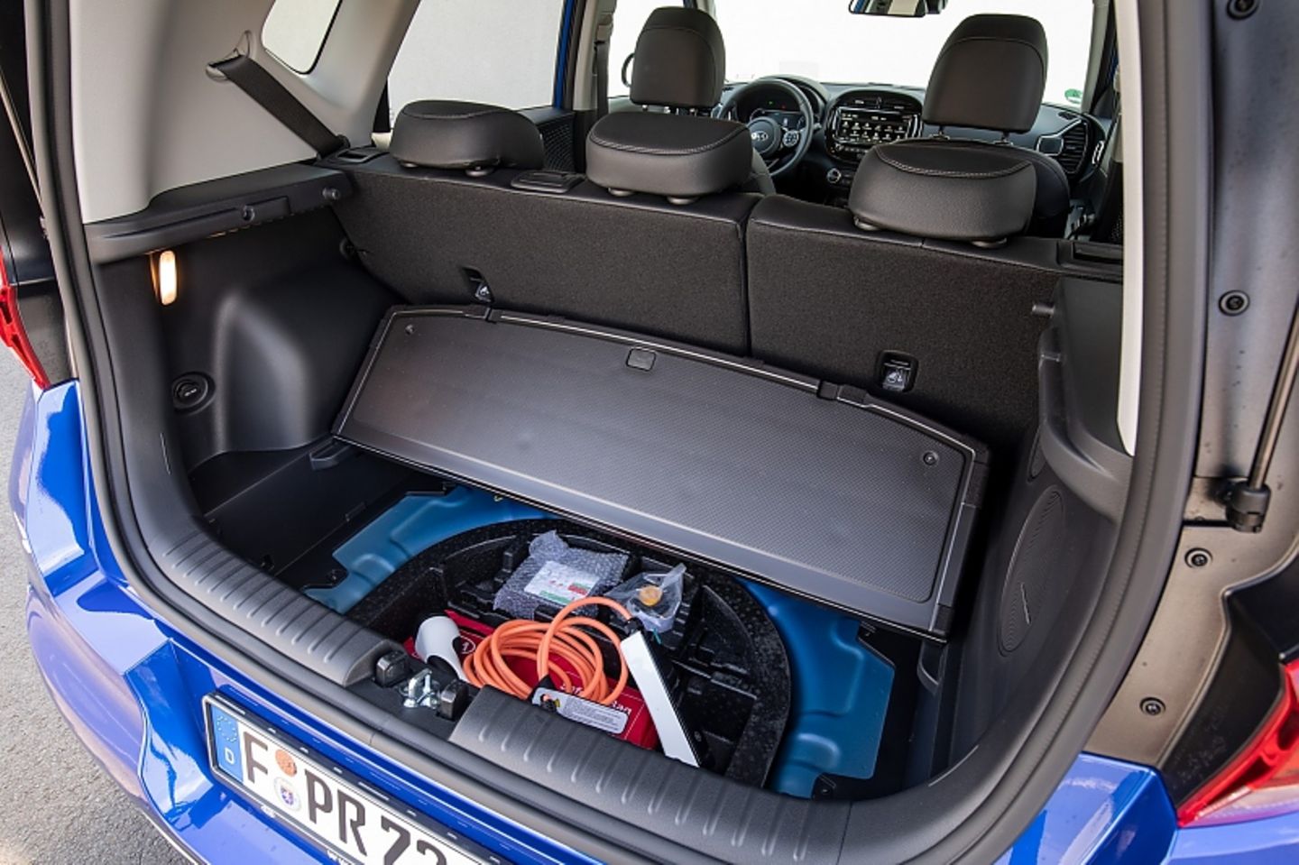 Unter dem doppelten Ladeboden passt das Ladekabel