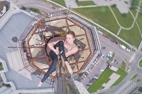 Waghalsige Luftnummer: Russische Pole-Tänzerin zeigt ihr Können – auf der Spitze eines Hochhauses und völlig ohne Sicherung