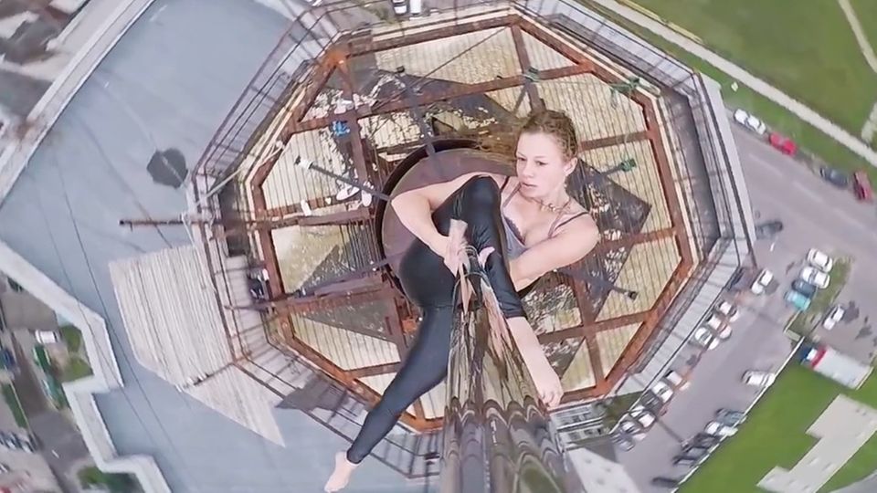 Waghalsige Luftnummer: Russische Pole-Tänzerin zeigt ihr Können – auf der Spitze eines Hochhauses und völlig ohne Sicherung Waghalsige Luftnummer: Russische Pole-Tänzerin zeigt ihr Können – auf der Spitze eines Hochhauses und völlig ohne Sicherung