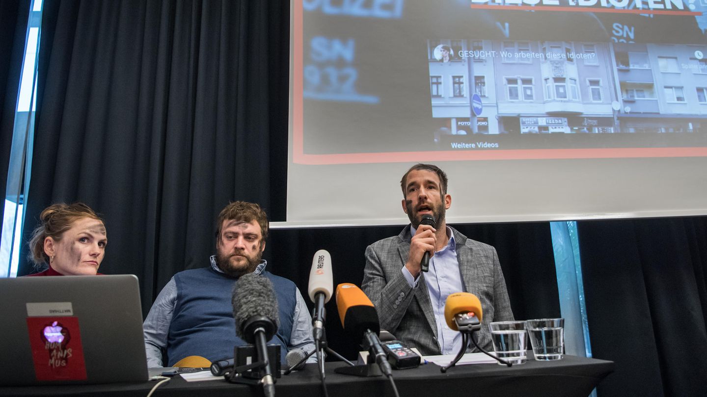 Das Zentrum für politische Schönheit bei einer Pressekonferenz zu einer Aktion in Chemnitz im vergangenen Jahr