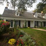 Alice Austen House Museum   In diesem Haus auf Staten Island lebte mit ihrer Lebensgefährtin die Fotografin Alice Austin (1866-1952), die als eine der ersten Fotografinnen außerhalb von Fotostudios arbeitete. Das alte Gebäude gehört zu den National Register of Historic Places, gilt als “national site of lesbian, gay, bisexual, transgender and queer (LGBTQ) history” und zeigt viele ihrer historischen Dokumentarfotos aus der Geschichte New Yorks.  Infos: https://aliceausten.org