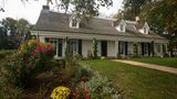 Alice Austen House Museum   In diesem Haus auf Staten Island lebte mit ihrer Lebensgefährtin die Fotografin Alice Austin (1866-1952), die als eine der ersten Fotografinnen außerhalb von Fotostudios arbeitete. Das alte Gebäude gehört zu den National Register of Historic Places, gilt als “national site of lesbian, gay, bisexual, transgender and queer (LGBTQ) history” und zeigt viele ihrer historischen Dokumentarfotos aus der Geschichte New Yorks.  Infos: https://aliceausten.org