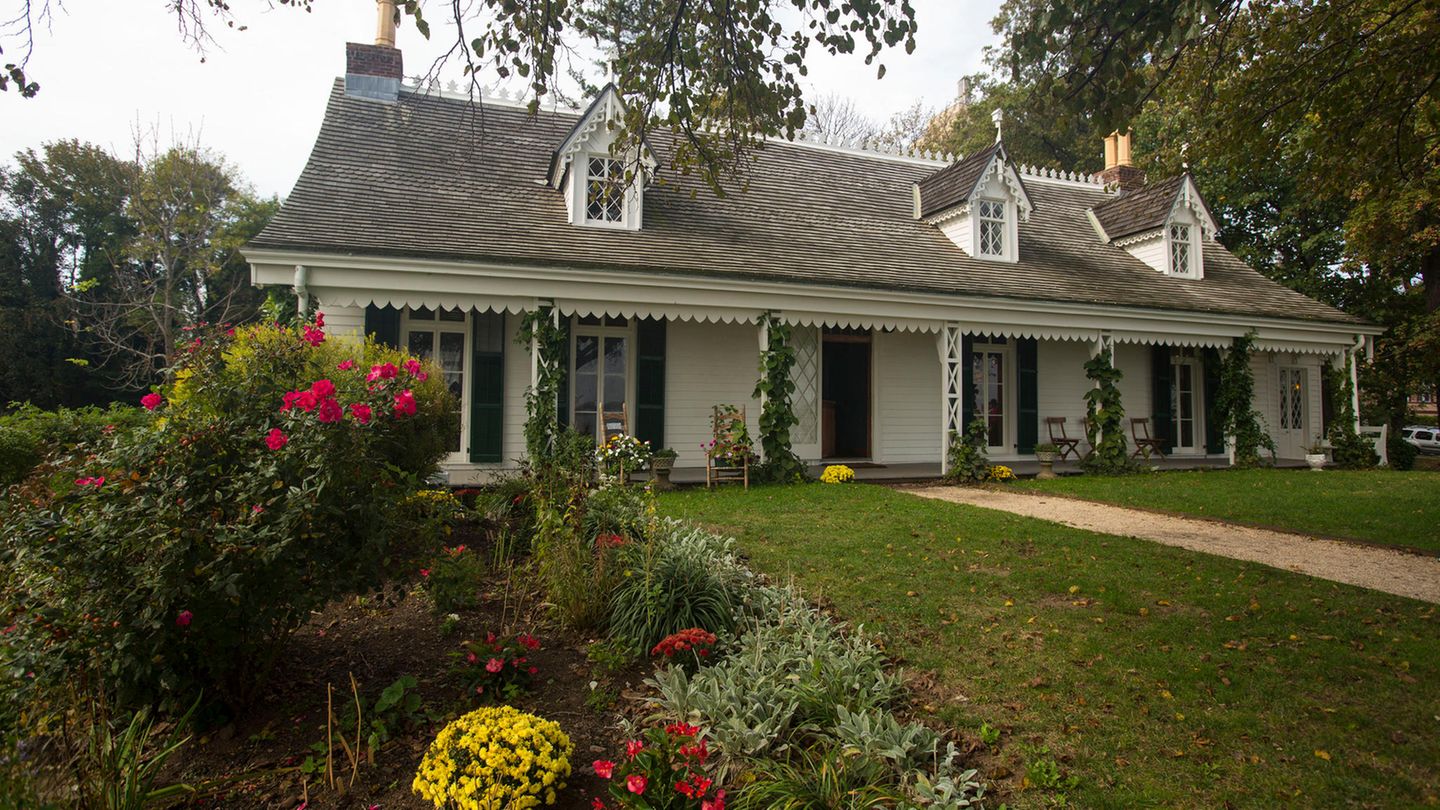 Neue Highlights: Alice Austen House Museum In diesem Haus auf Staten Island lebte mit ihrer Lebensgefährtin die Fotografin Alice Austin (1866-1952), die als eine der ersten Fotografinnen außerhalb von Fotostudios arbeitete. Das alte Gebäude gehört zu den National Register of Historic Places, gilt als “national site of lesbian, gay, bisexual, transgender and queer (LGBTQ) history” und zeigt viele ihrer historischen Dokumentarfotos aus der Geschichte New Yorks. Infos: https://aliceausten.org Alice Austen House Museum In diesem Haus auf Staten Island lebte mit ihrer Lebensgefährtin die Fotografin Alice Austin (1866-1952), die als eine der ersten Fotografinnen außerhalb von Fotostudios arbeitete. Das alte Gebäude gehört zu den National Register of Historic Places, gilt als “national site of lesbian, gay, bisexual, transgender and queer (LGBTQ) history” und zeigt viele ihrer historischen Dokumentarfotos aus der Geschichte New Yorks. Infos: https://aliceausten.org