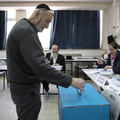 Ein Israeli gibt seine Stimme für die Knesset-Wahl in Tel Aviv ab