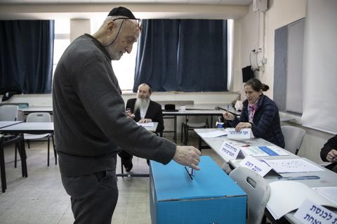 Ein Israeli gibt seine Stimme für die Knesset-Wahl in Tel Aviv ab