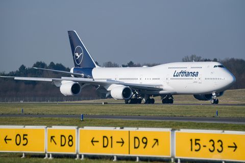 Eine Boeing 747-8 der Lufthansa nach der Landung