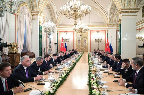 Moskau: Beim Treffen von Putin und Erdogan vertrieb sich Sergej Schoigu (Dritter v.l.) die Zeit damit, Bildchen zu zeichnen