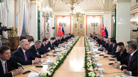 Moskau: Beim Treffen von Putin und Erdogan vertrieb sich Sergej Schoigu (Dritter v.l.) die Zeit damit, Bildchen zu zeichnen