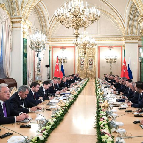 Moskau: Beim Treffen von Putin und Erdogan vertrieb sich Sergej Schoigu (Dritter v.l.) die Zeit damit, Bildchen zu zeichnen