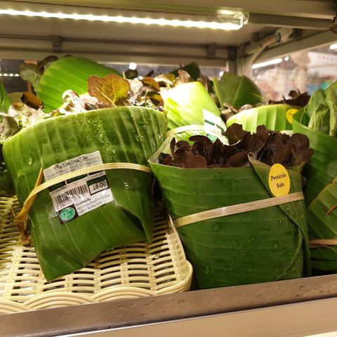 Bananenblätter Plastik Thailand Supermarkt