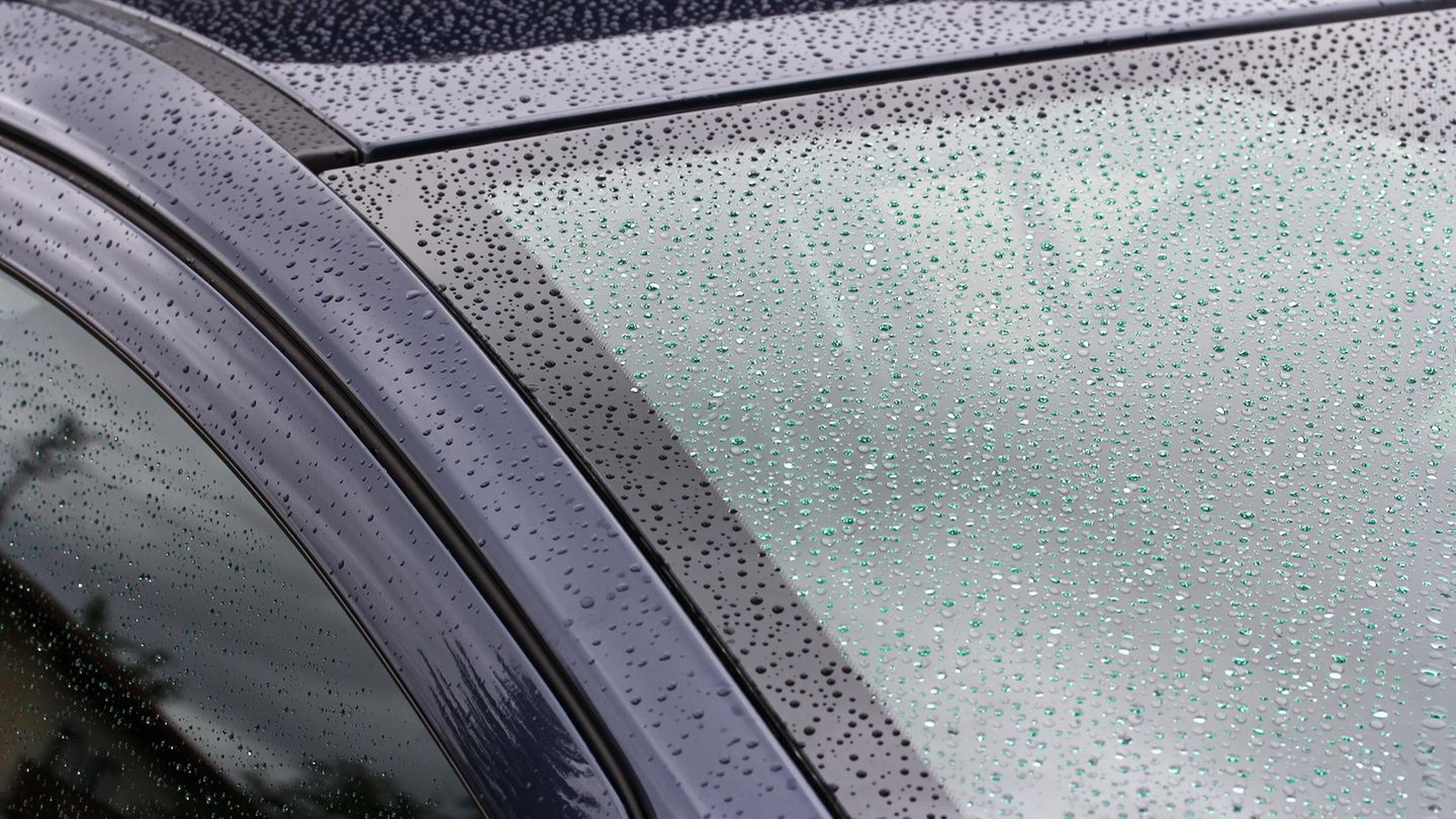 Nasses Auto als Symbolfoto