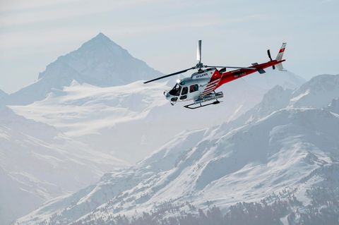 In der Schweiz konnte ein Mann eineinhalb Stunden nach einem Lawinenabgang gerettet werden (Symbolbild)