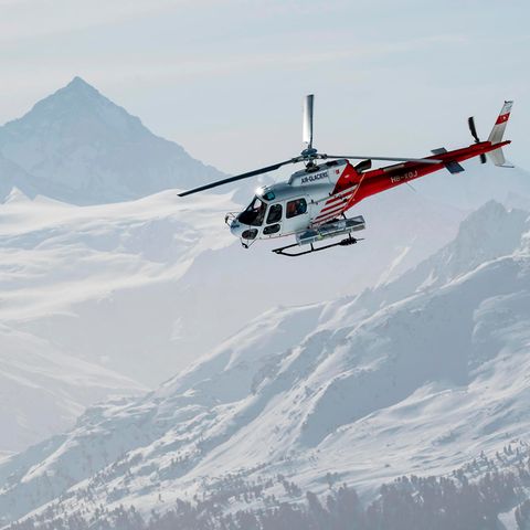 In der Schweiz konnte ein Mann eineinhalb Stunden nach einem Lawinenabgang gerettet werden (Symbolbild)