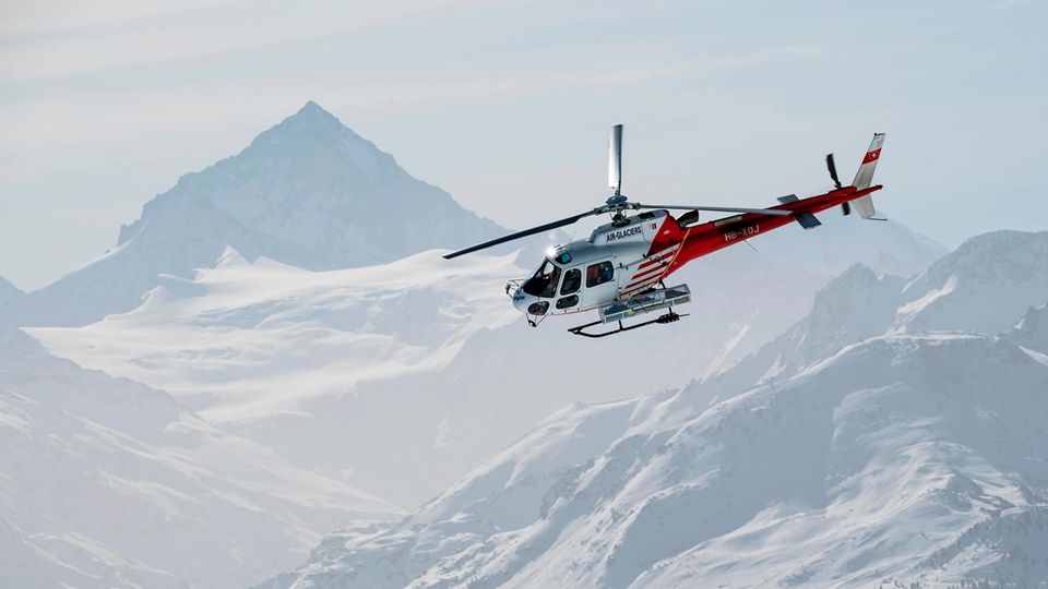 In der Schweiz konnte ein Mann eineinhalb Stunden nach einem Lawinenabgang gerettet werden (Symbolbild)