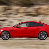 Von der Seite zeigt der Jaguar XE deutliche Anklänge an ein Cupé