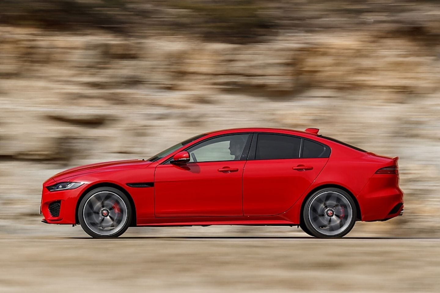 Von der Seite zeigt der Jaguar XE deutliche Anklänge an ein Cupé