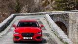Ein breiterer Kühlergrill und wuchtige Lühleinlässe prägen die Front des Jaguar XE