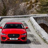 Ein breiterer Kühlergrill und wuchtige Lühleinlässe prägen die Front des Jaguar XE