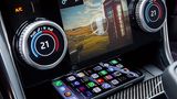 Im Jaguar XE läßt sich das Smartphone nun auch ohne Kabel aufladen