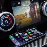 Im Jaguar XE läßt sich das Smartphone nun auch ohne Kabel aufladen