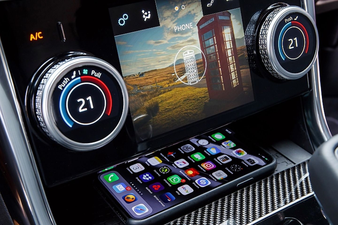 Im Jaguar XE läßt sich das Smartphone nun auch ohne Kabel aufladen