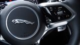 Die Automatik im Jaguar XE läßt sich auch über Schaltwippen am Lenkrad bedienen