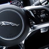 Die Automatik im Jaguar XE läßt sich auch über Schaltwippen am Lenkrad bedienen