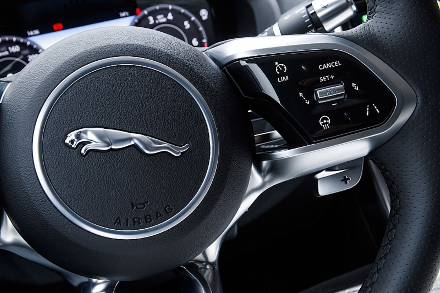 Die Automatik im Jaguar XE läßt sich auch über Schaltwippen am Lenkrad bedienen