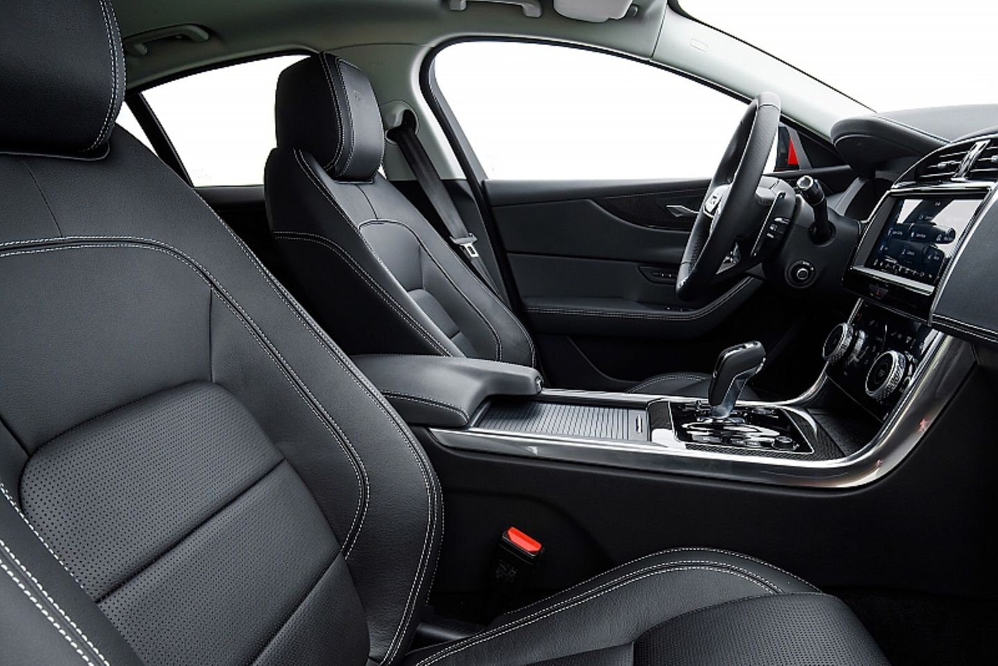 Ledersitze sind Serie im Jaguar XE