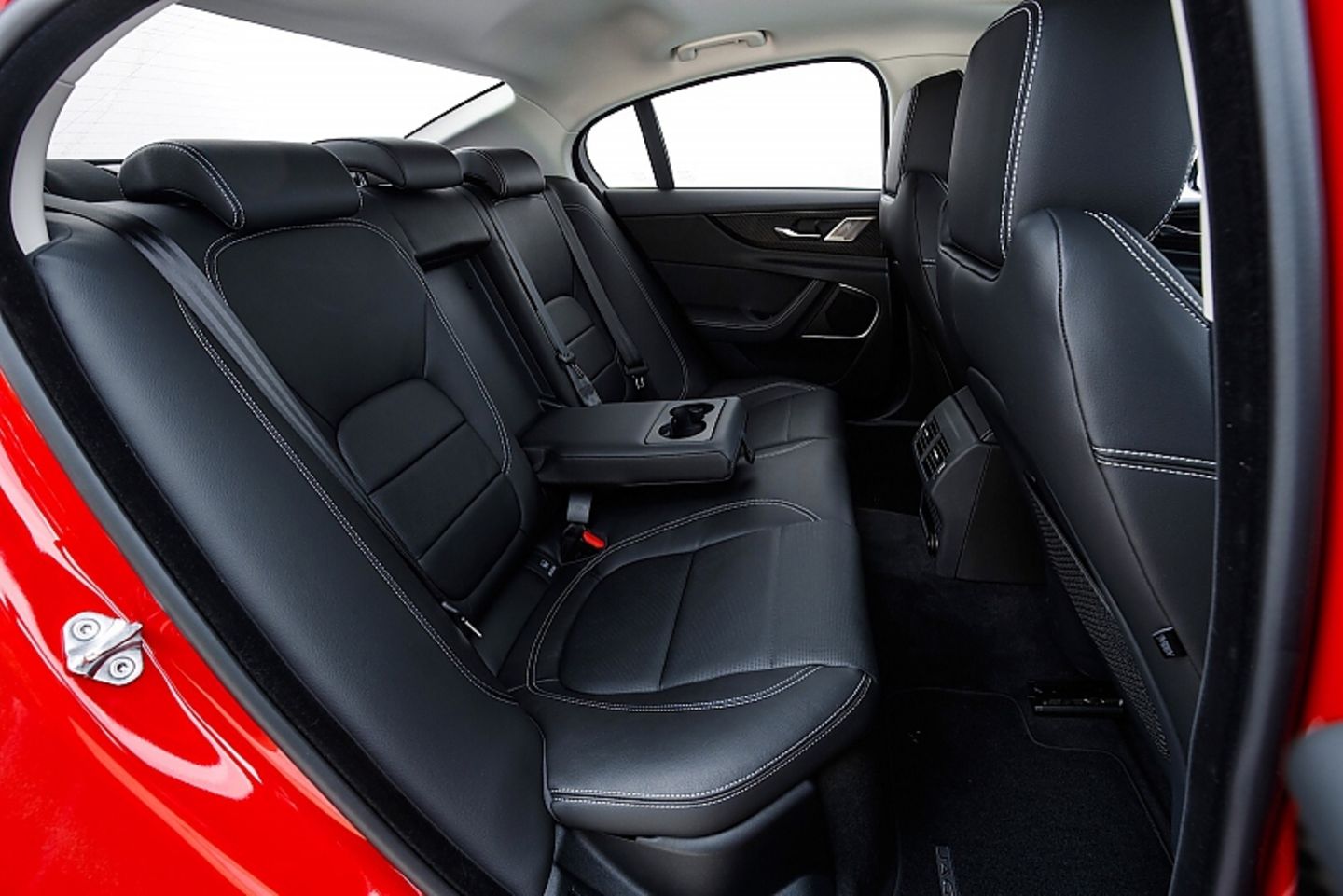 Hinten ist im Jaguar XE eher wenig Platz