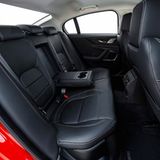 Hinten ist im Jaguar XE eher wenig Platz
