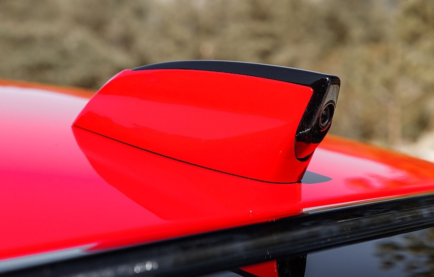 In der Haifischflosse auf dem Dach des Jaguar XE ist die Kamera für den Rückspiegel untergebracht
