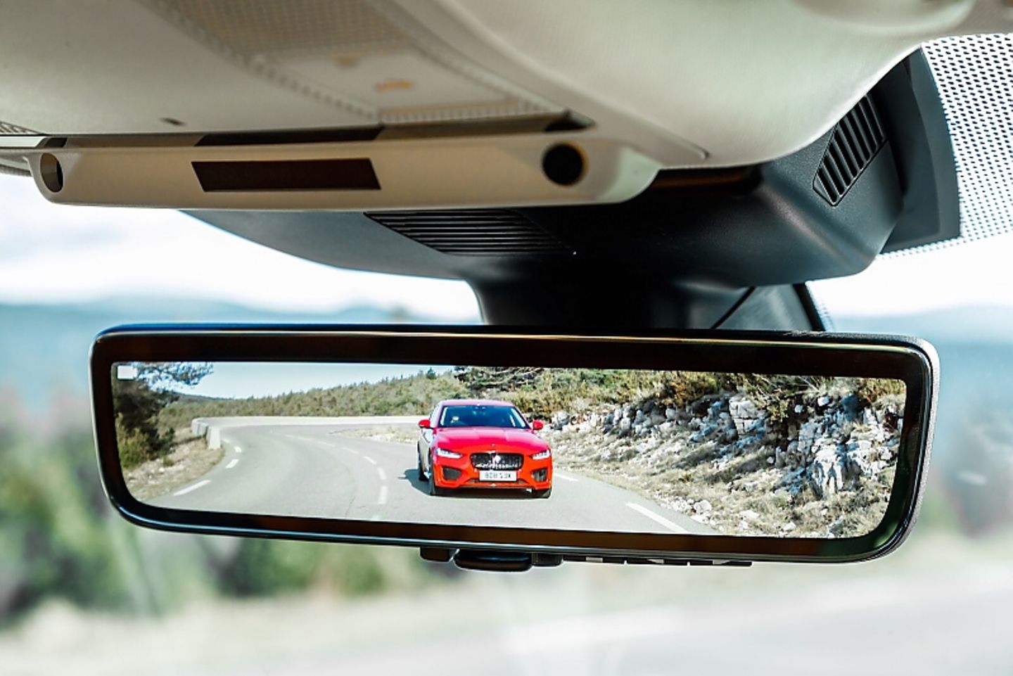 Das Videobild nach Hinten wird im Jaguar XE in den Rückspiegel eingeblendet